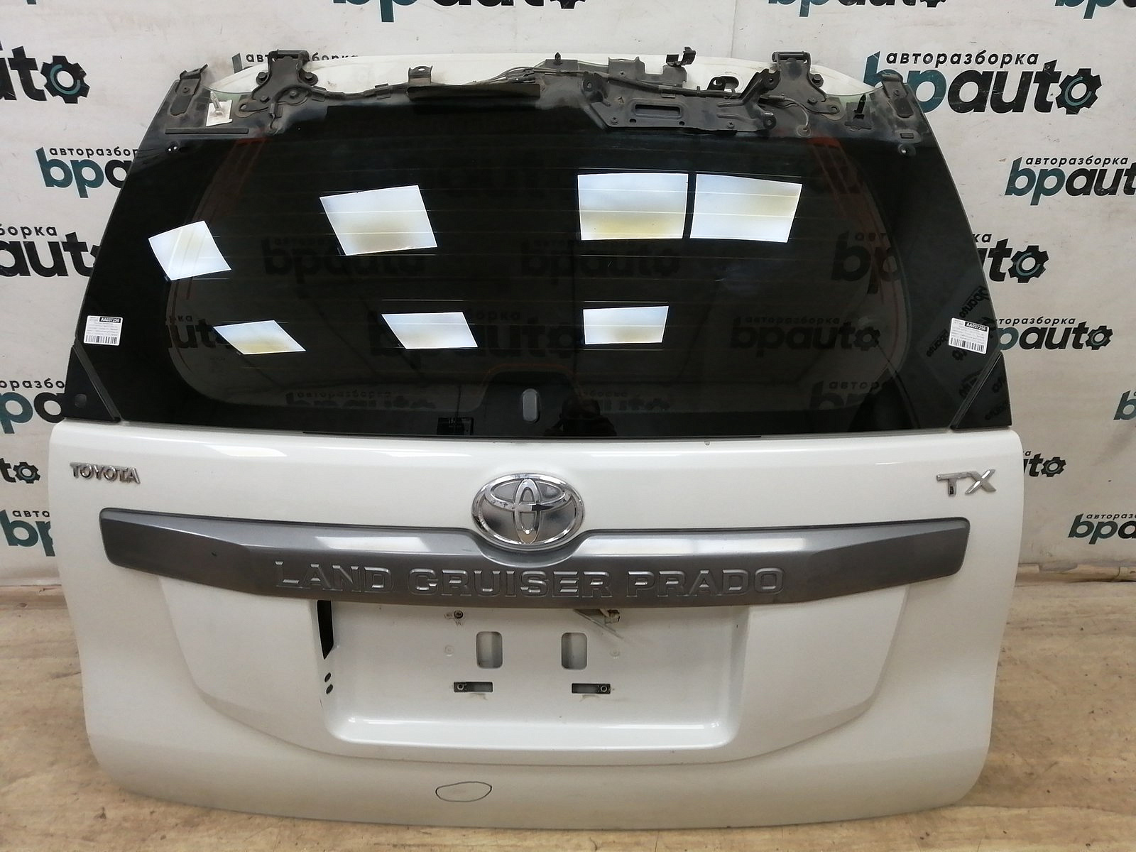 Пример детали Крышка багажника (67005-60F90); Toyota Land Cruiser Prado 150 рест. (2013 — 2017) /AA037256/ БУ; Оригинал; Р1, Мелкий дефект; (070) Белый перламутр 3х. сл.