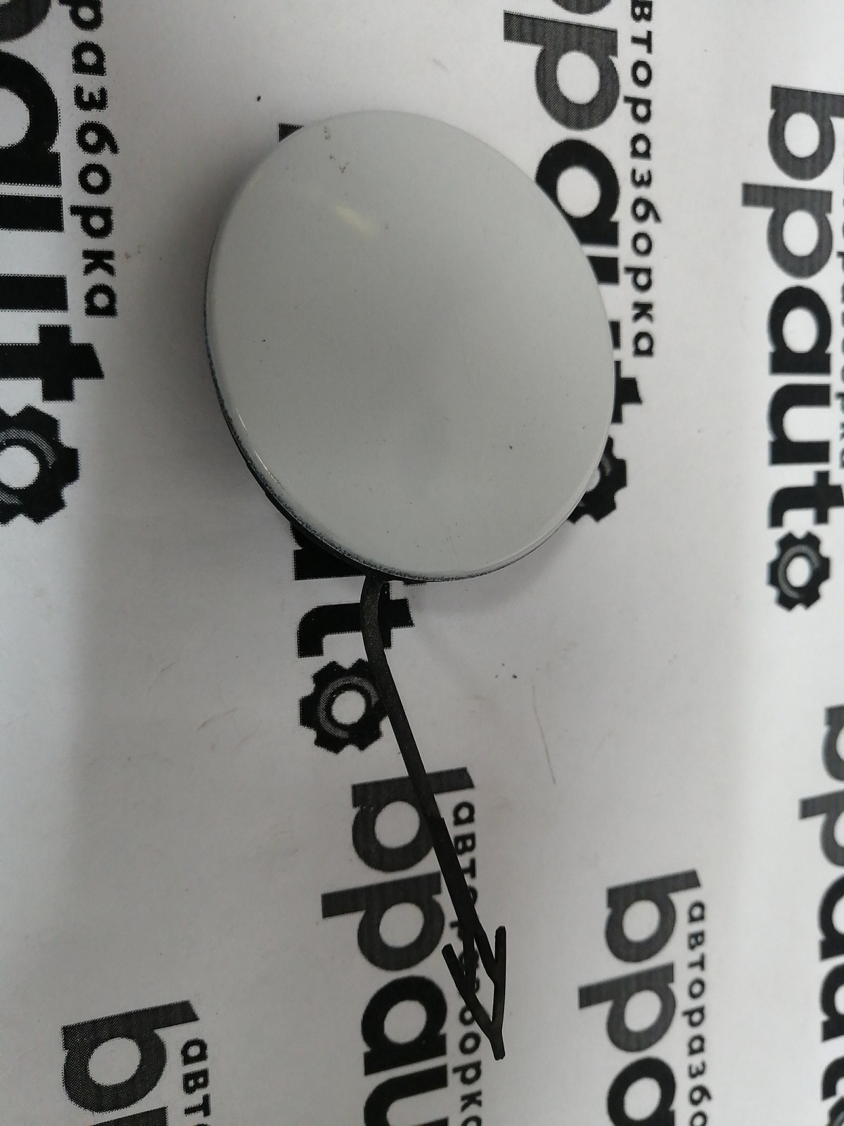 Пример детали Заглушка буксир. крюка переднего бампера (4G0 807 241); Audi A6 IV (C7) Sedan (2011-2014), IV (C7) Wagon (2011-2014) /AA045669/ БУ; Оригинал; Р1, Мелкий дефект; 