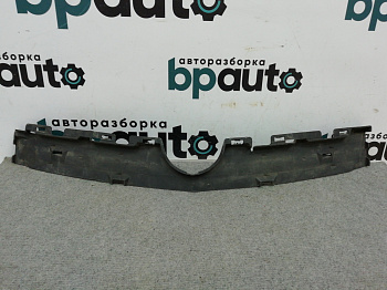 Фотография детали AA010015; Накладка на решетку радиатора сзади, матовая (22895145) для Opel Insignia/БУ; Оригинал; Р1, Мелкий дефект; . Фото номер 1