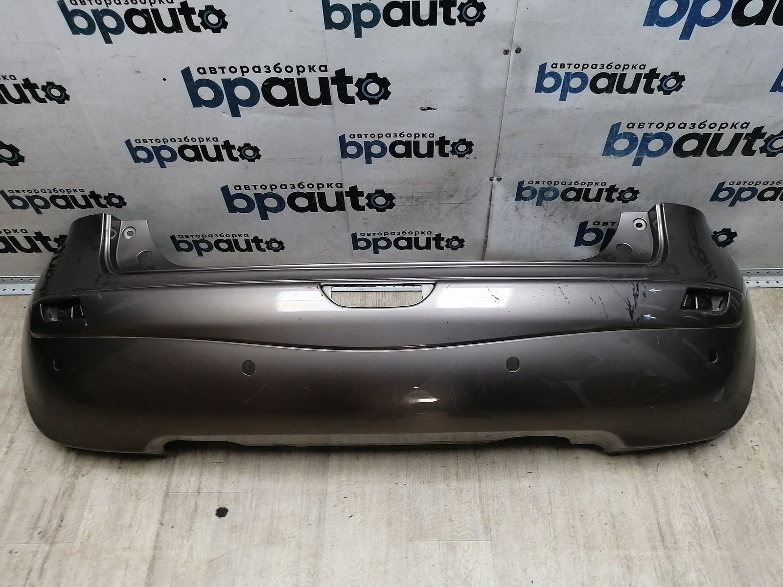 Пример детали Бампер задний; под паркт. (85022-9U040); Nissan Note I (2005-2009), I рест. (2009-2013) /AA046080/ БУ; Оригинал; Р1, Мелкий дефект; ДхШхВ 1,75х0,43х0,52; 