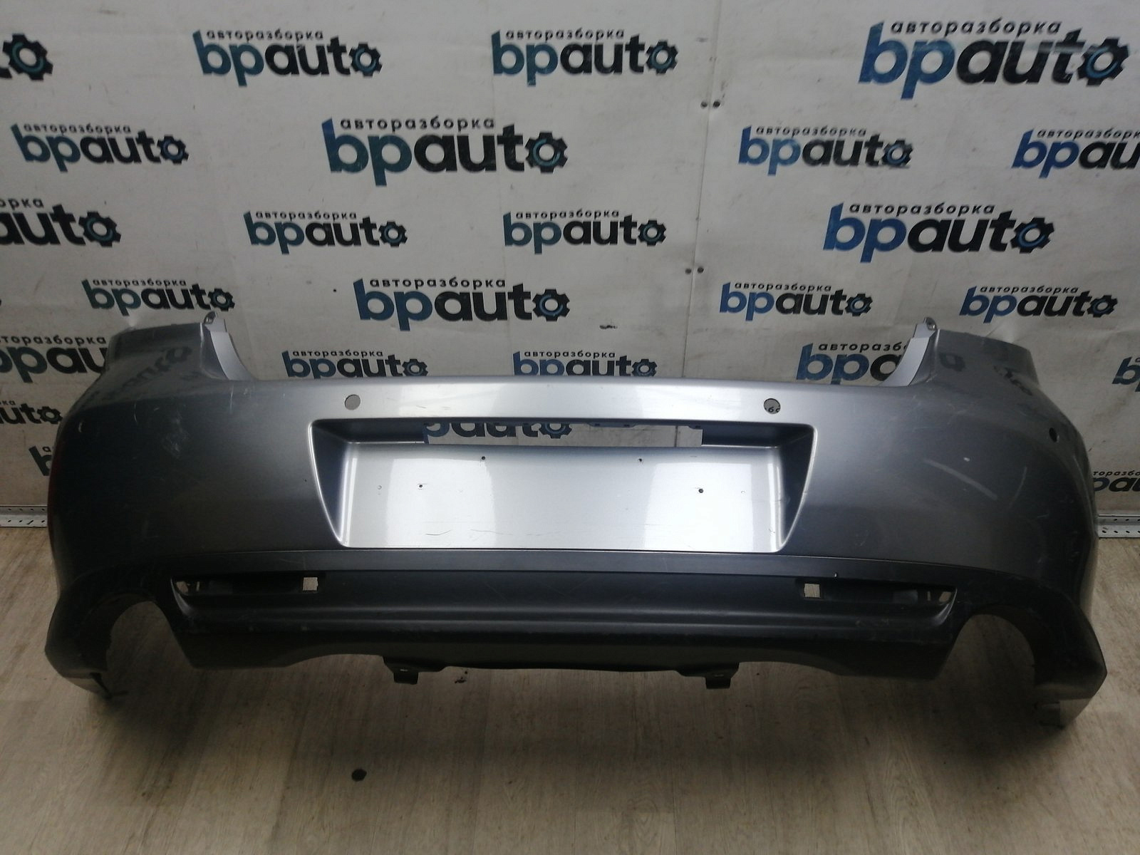 Пример детали Бампер задний; под паркт. (GS1M-50221); Mazda 6 II (GH) рест. Sedan (2009-2013), II (GH) рест. Liftback (2009-2013) /AA045941/ БУ; Оригинал; Р1, Мелкий дефект; 