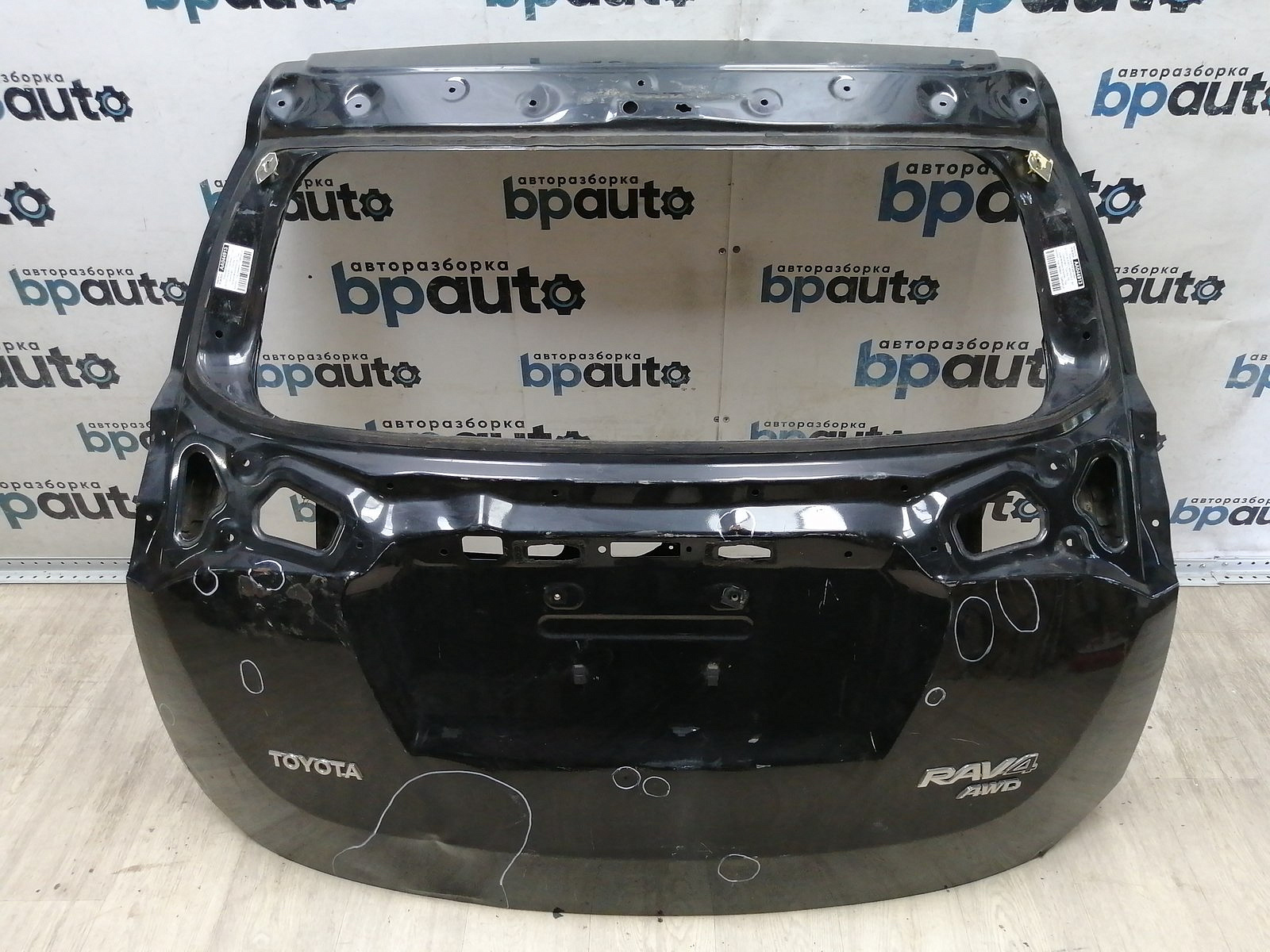Пример детали Крышка багажника (67005-42430); Toyota Rav4 40 (2013 — 2015) /AA044913/ БУ; Оригинал; Р2, Удовлетворительное; 