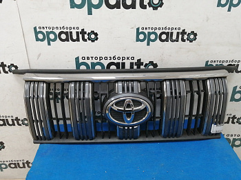 Фотография детали AA015419; Решетка радиатора; без камер. (53101-60F10) для Toyota Land Cruiser Prado 150 рест.2 (2017- н.в.)/БУ; Оригинал; Р1, Мелкий дефект; . Фото номер 1