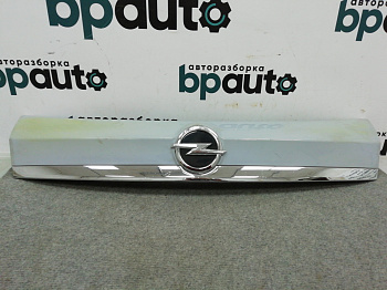 Пример детали Накладка крышки багажника; без камер. (95093281); Opel Mokka (2012 - 2015) /AA010038/ БУ; Оригинал; Р1, Мелкий дефект; 