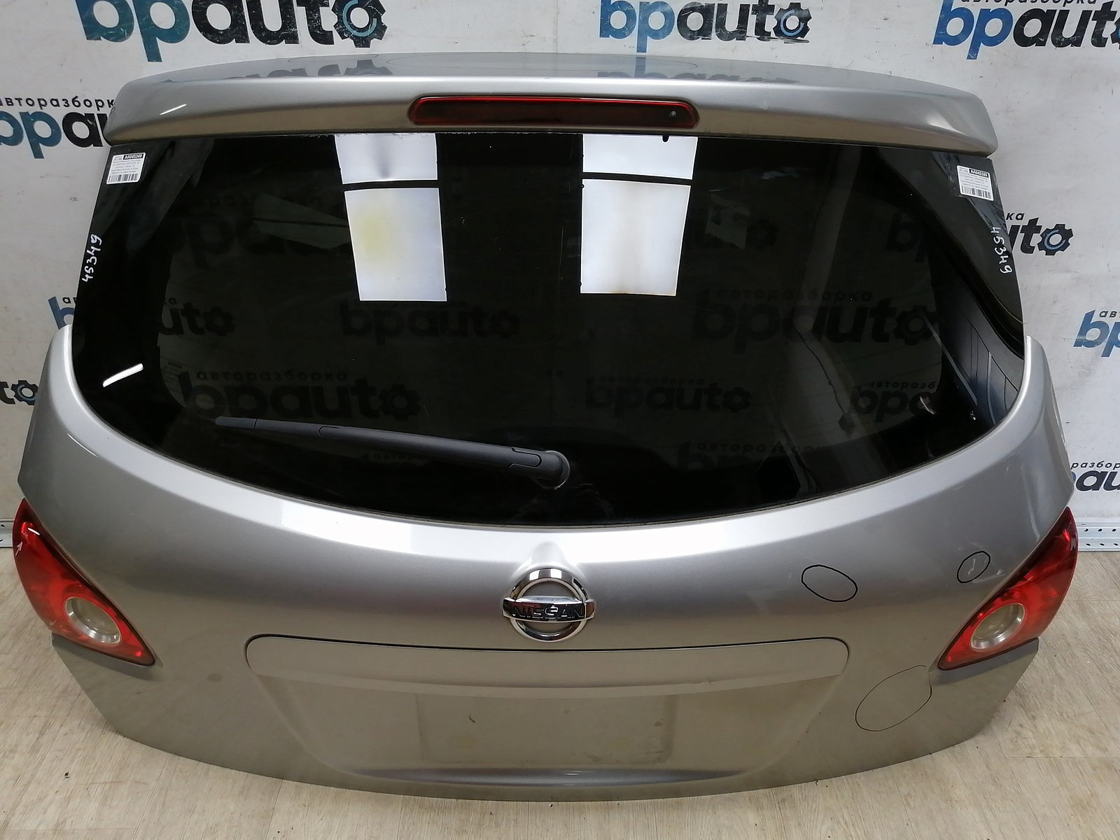 Пример детали Крышка багажника; под камер. (K0100BR0MA); Nissan Qashqai I (2006-2010), I рест. (2010-2013) /AA045349/ БУ; Оригинал; Р2, Удовлетворительное; 