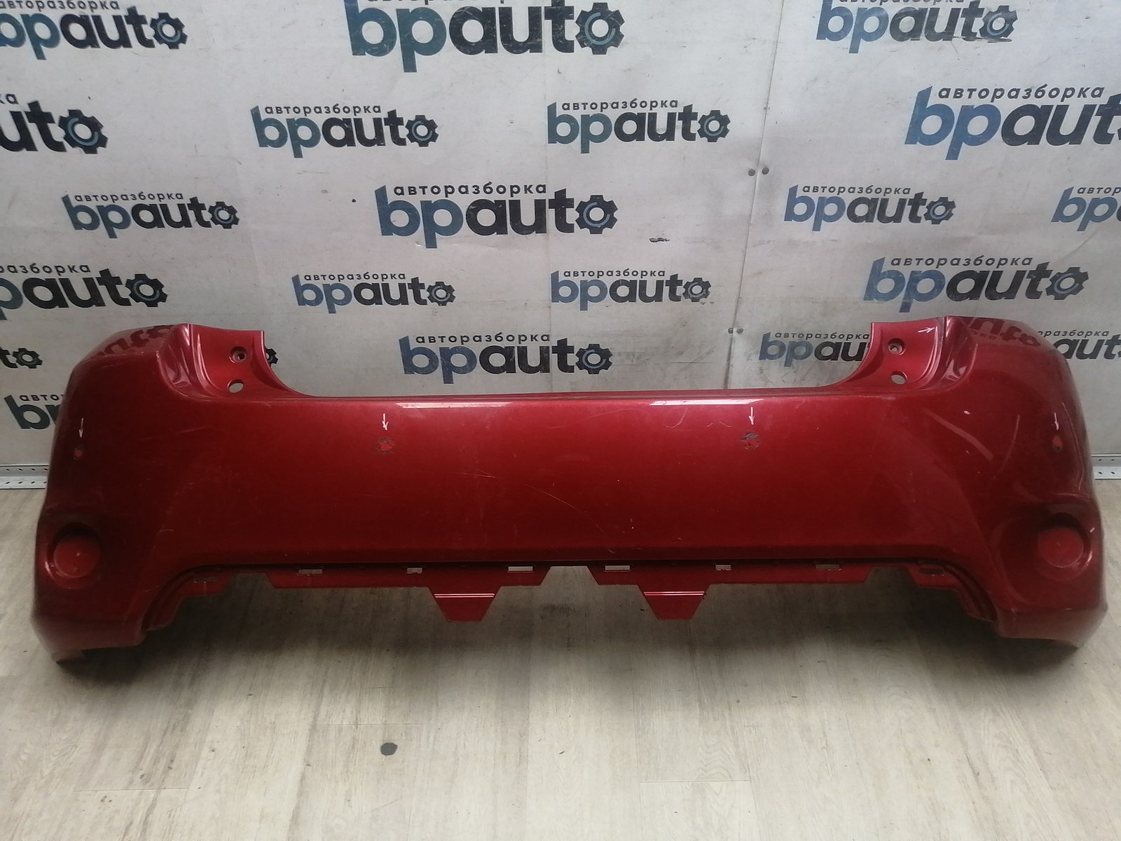 Пример детали Бампер задний; без паркт. (52159-02610); Toyota Auris I рест. (2010- 2013) /AA046030/ БУ; Оригинал; Р1, Мелкий дефект; ДхШхВ 1,8х0,54х0,57; 