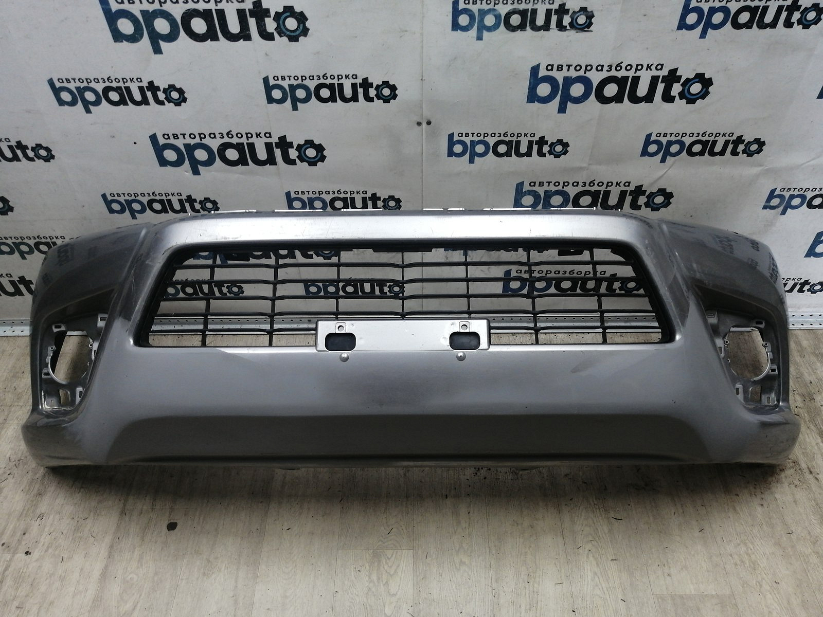 Пример детали Бампер передний; без паркт.; под омыват. (52119-0K840); Toyota Hilux VIII (2015 - 2020) /AA044532/ БУ; Оригинал; Р1, Мелкий дефект; 