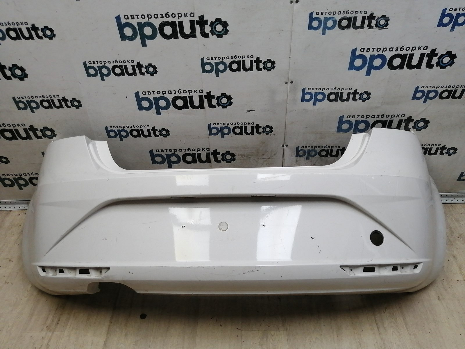 Фотография детали AA046470; Бампер задний; без паркт. (1P0 807 421 D) для Seat Leon II рест. (2009-2012)/БУ; Оригинал; Р1, Мелкий дефект; . Фото номер 1