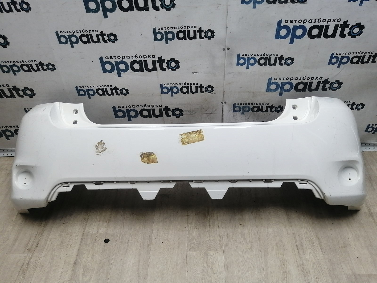 Пример детали Бампер задний; без паркт. (52159-02610); Toyota Auris I рест. (2010- 2013) /AA046024/ БУ; Оригинал; Р1, Мелкий дефект; ДхШхВ 1,8х0,54х0,57; 