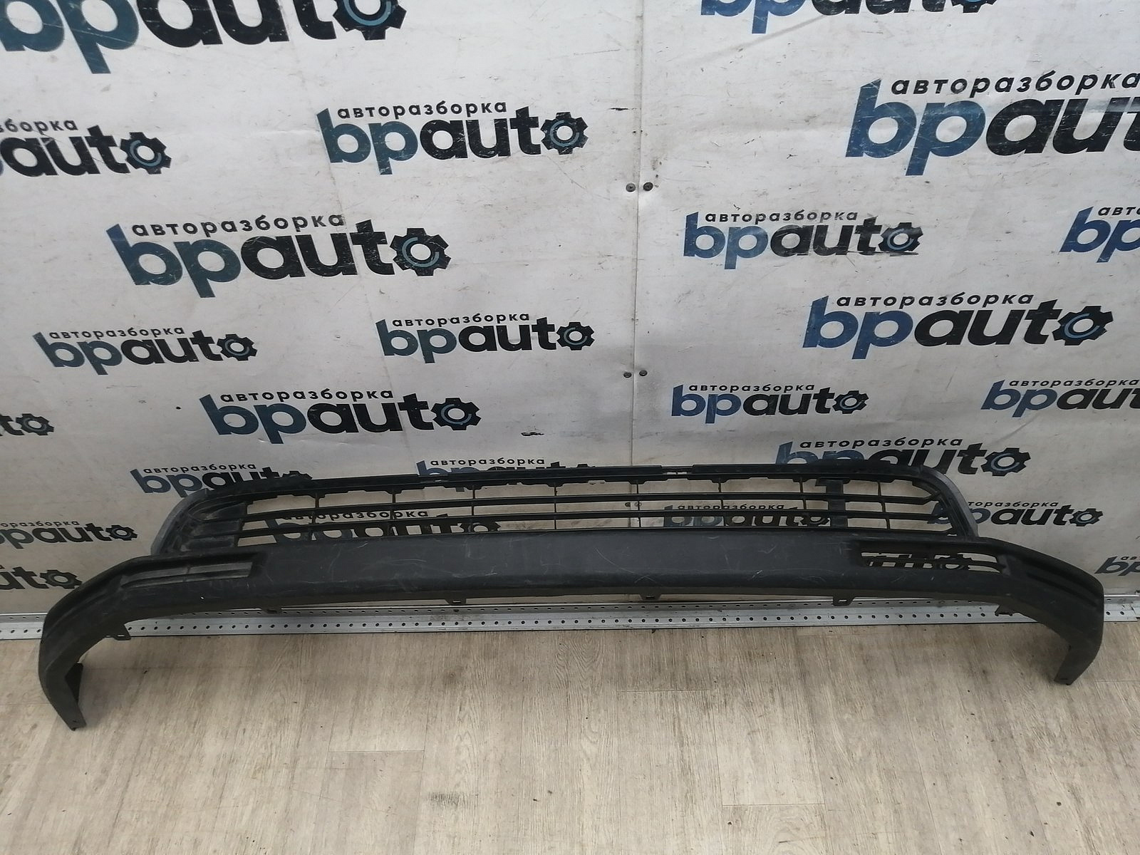 Пример детали Юбка переднего бампера (52129-0E010); Toyota Highlander III (2014 — 2016) /AA046000/ БУ; Оригинал; Р2, Удовлетворительное; 