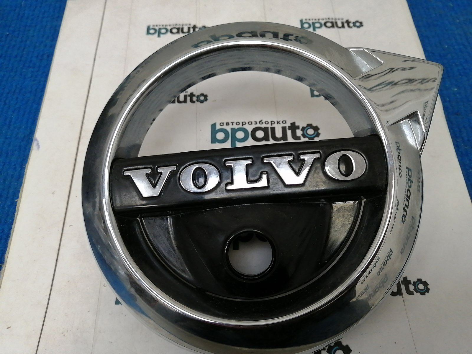 Фотография детали AA038060; Эмблема на решетку радиатора (31383645) для Volvo XC90 II (2014-2019)/БУ; Оригинал; Р1, Мелкий дефект; . Фото номер 1