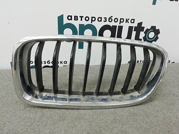 Пример детали Решетка радиатора левая (51137255411); BMW 3 серия VI Sedan (F30) (2011-2016), VI Wagon (F31) (2012-2016) /AA004476/ БУ; Оригинал; Р1, Мелкий дефект; 