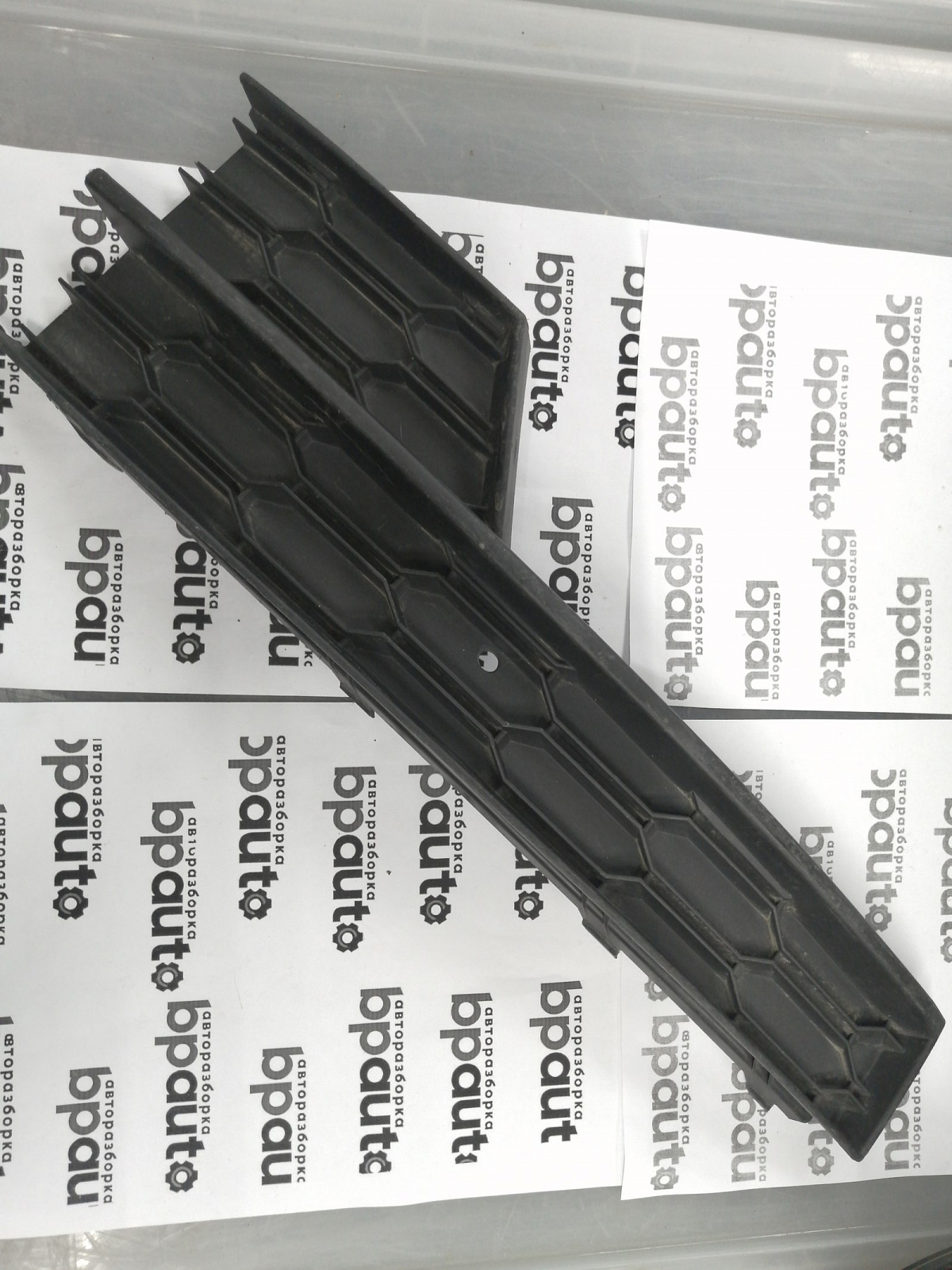 Фотография детали AA045555; Решетка переднего бампера левая (5E0 807 681 F) для Skoda Octavia/БУ; Оригинал; Р1, Мелкий дефект; . Фото номер 1