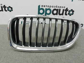 Пример детали Решетка радиатора левая, 10 перемычек (51137336477); BMW 5 серия VI Sedan (F10) рест. (2013-2017), VI Wagon (F11) рест. (2013-2017) /AA004505/ БУ; Оригинал; Р1, Мелкий дефект; 