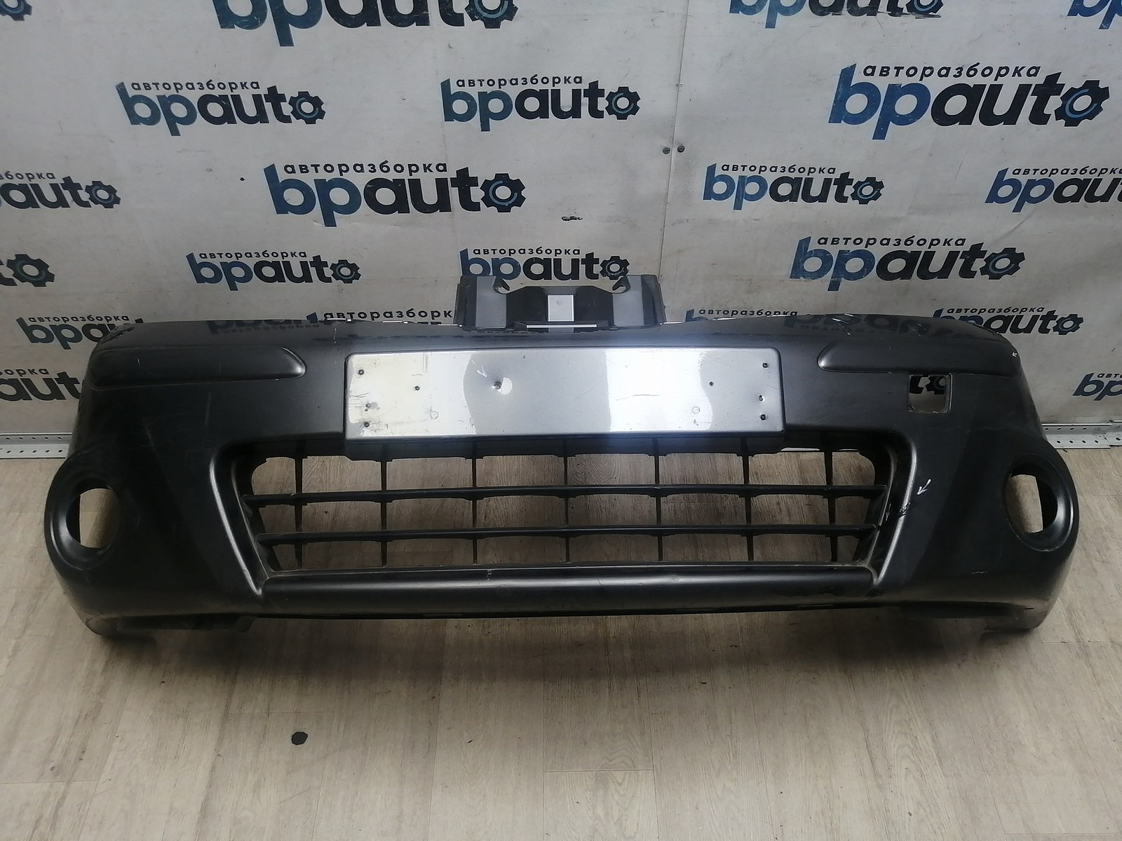Пример детали Бампер передний; без паркт.; под омыват. (62022-BH10H); Nissan Note I рест. (2009-2013) /AA046010/ БУ; Оригинал; Р1, Мелкий дефект; 