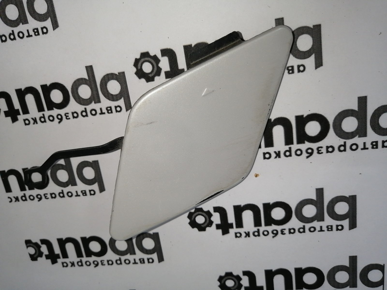 Пример детали Заглушка буксир. крюка заднего бампера (51127301464); BMW 3 серия VI Sedan (F30) (2011-2016) /AA045017/ БУ; Оригинал; Р1, Мелкий дефект; 