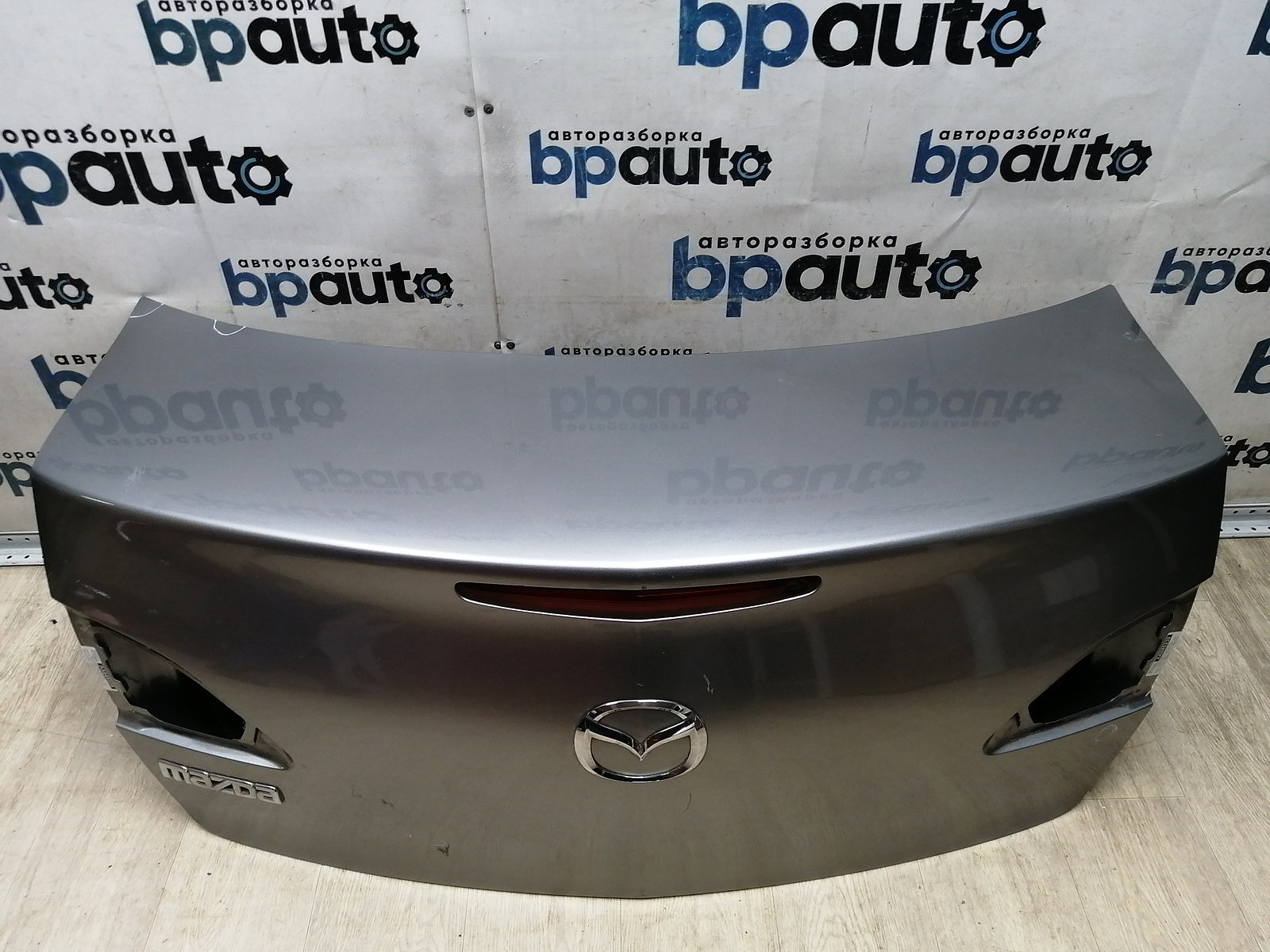 Пример детали Крышка багажника (BBY3-5261XB); Mazda 3 II (BL) Sedan (2009-2011), II (BL) рест. Sedan (2011-2013) /AA045239/ БУ; Оригинал; Р1, Мелкий дефект; (38P) Серый