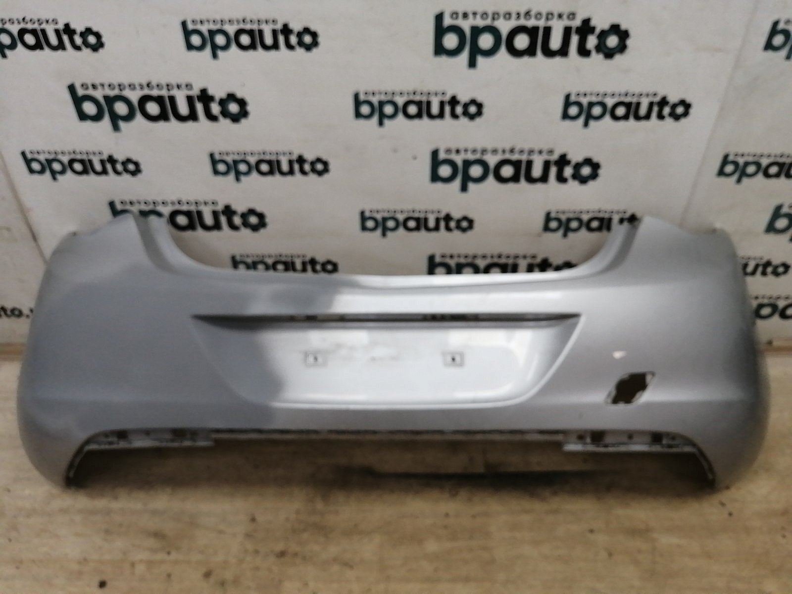 Пример детали Бампер задний; без паркт. (13266587); Opel Astra J HB 5D (2010 - 2012) /AA037238/ БУ; Оригинал; Р1, Мелкий дефект; 