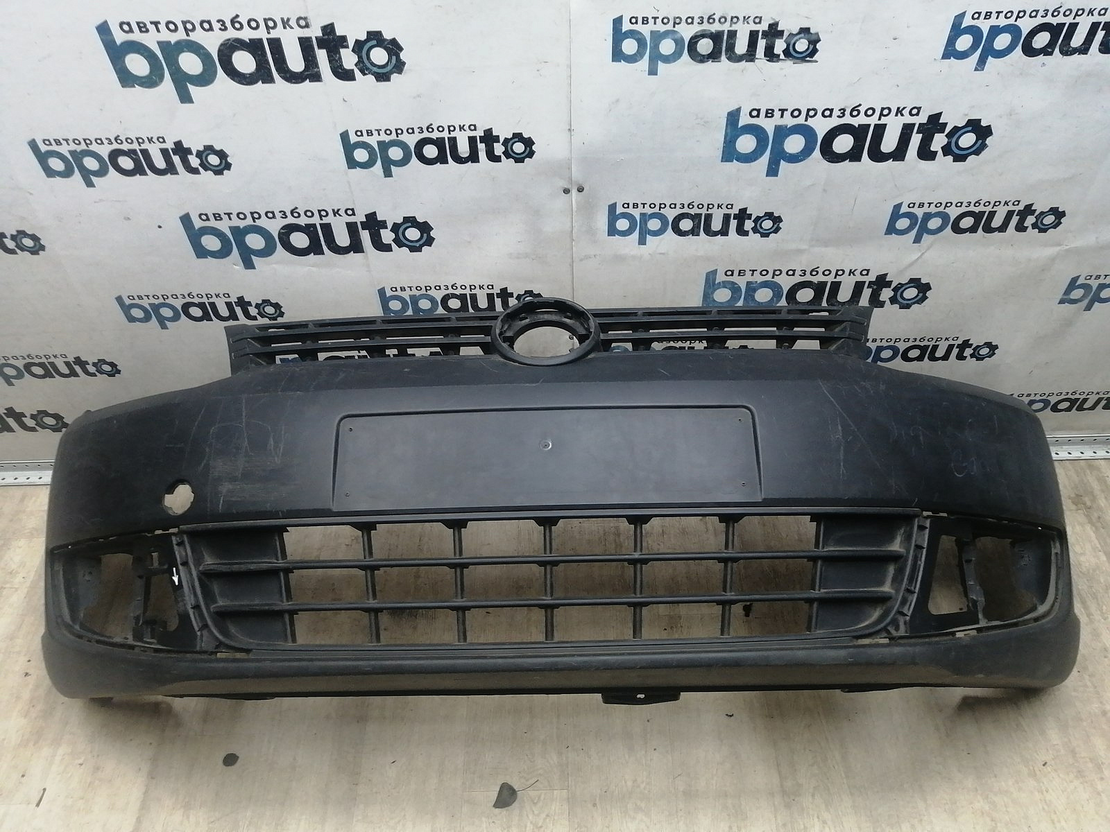 Пример детали Бампер передний; без паркт.; без омыват. (2K5807221A); Volkswagen Caddy III рест. (2010-2015) /AA045719/ БУ; Оригинал; Р1, Мелкий дефект; 