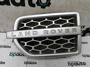 Фотография детали AA020111; Декоративная накладка на крыло, левая (AH22-16A415) для Land Rover Discovery/БУ; Оригинал; Р1, Мелкий дефект; . Фото номер 1