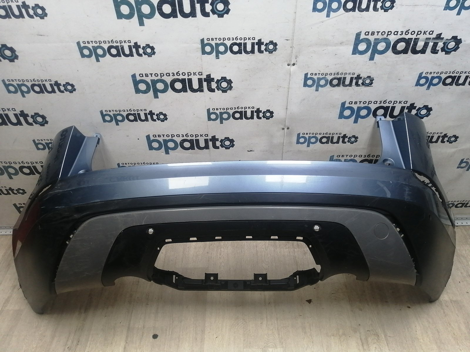 Пример детали Бампер задний; под паркт. (J8A2-17A958-AB); Land Rover Range Rover Velar L560 (2017 - 2023) /AA046014/ БУ; Оригинал; Р1, Мелкий дефект; 