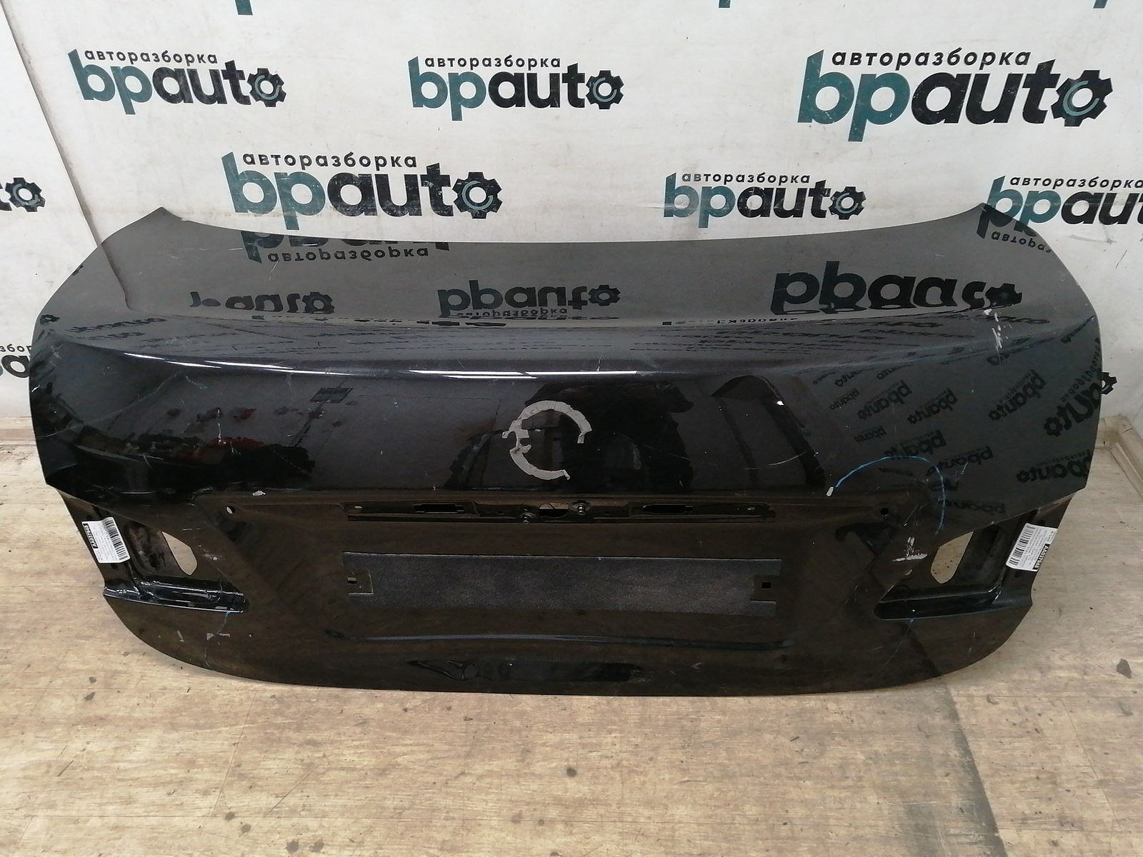 Фотография детали AA037948; Крышка багажника (843004AA8A) для Nissan Almera III (G15) (2012-2018)/БУ; Оригинал; Р2, Удовлетворительное; . Фото номер 1