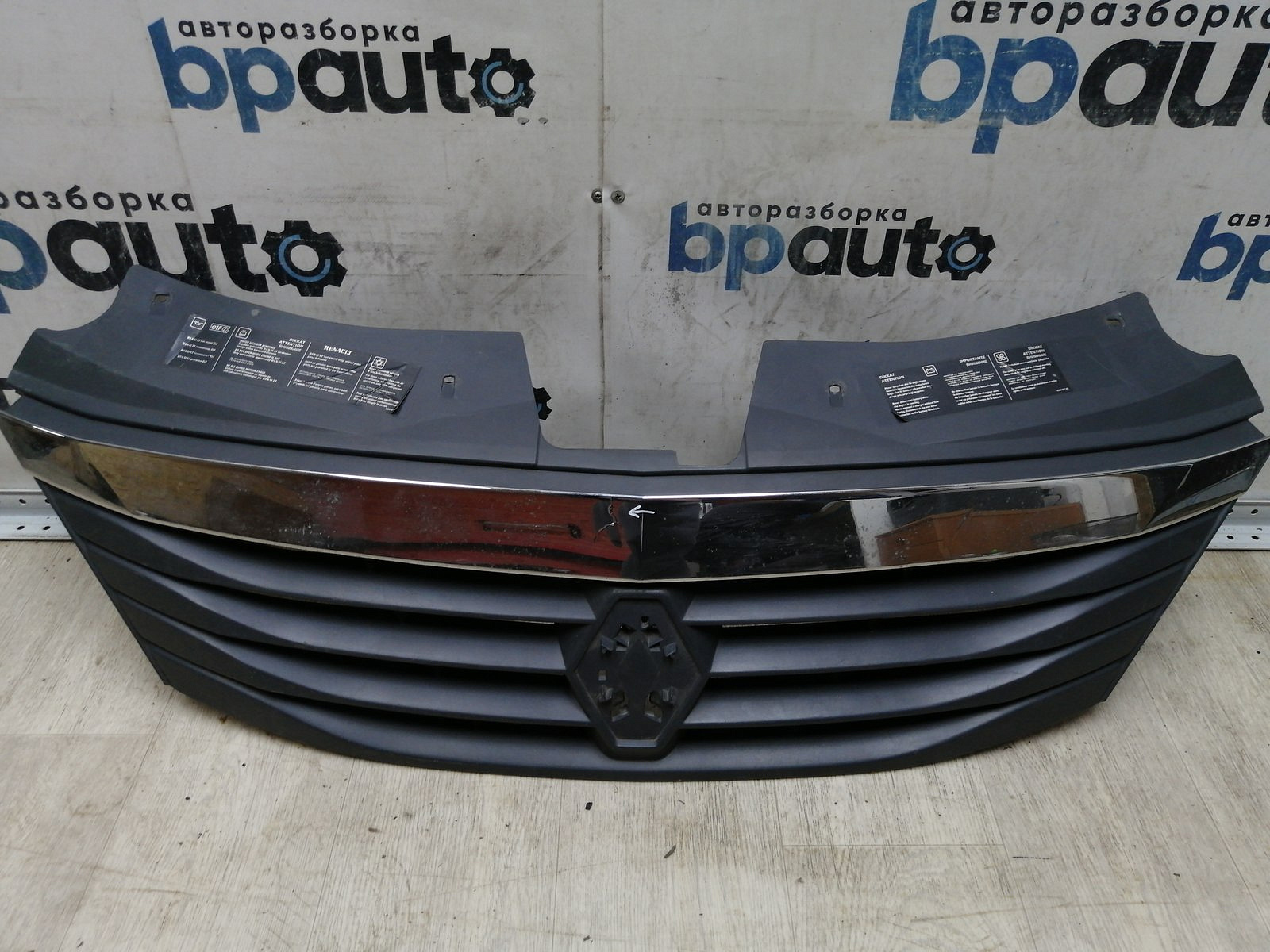 Пример детали Решетка радиатора (8200752748); Renault Logan I рест. (2009-2015) /AA045280/ БУ; Оригинал; Р1, Мелкий дефект; 