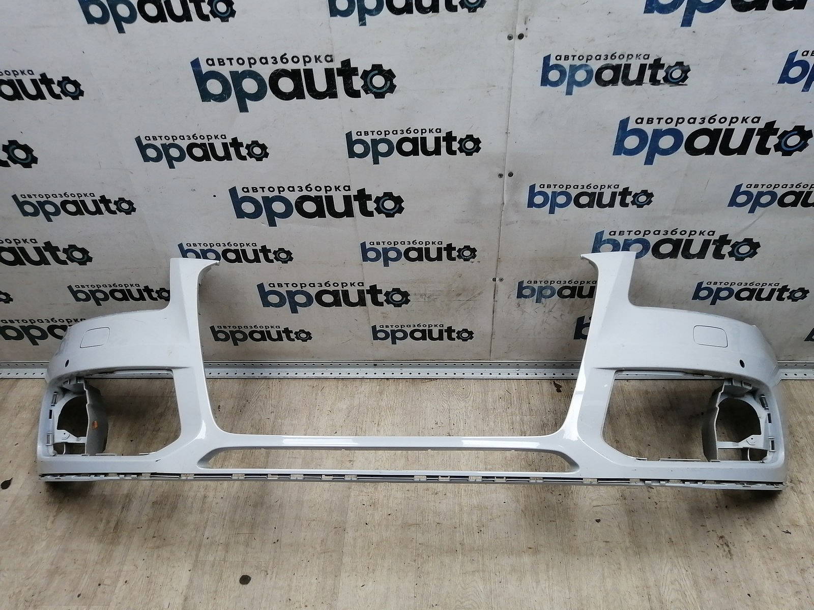 Пример детали Бампер передний; под паркт.; под омыват. (8R0 807 437 M); Audi Q5 I рест. (2012-2017) /BA000137/ БУ; Оригинал; Р1, Мелкий дефект; 