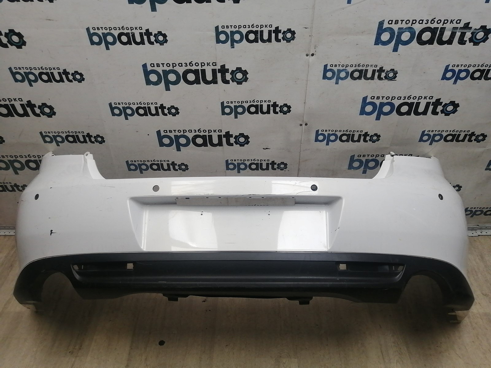 Пример детали Бампер задний; под паркт. (GS1M-50221); Mazda 6 II (GH) рест. Sedan (2009-2013), II (GH) рест. Liftback (2009-2013) /AA045942/ БУ; Оригинал; Р1, Мелкий дефект; 
