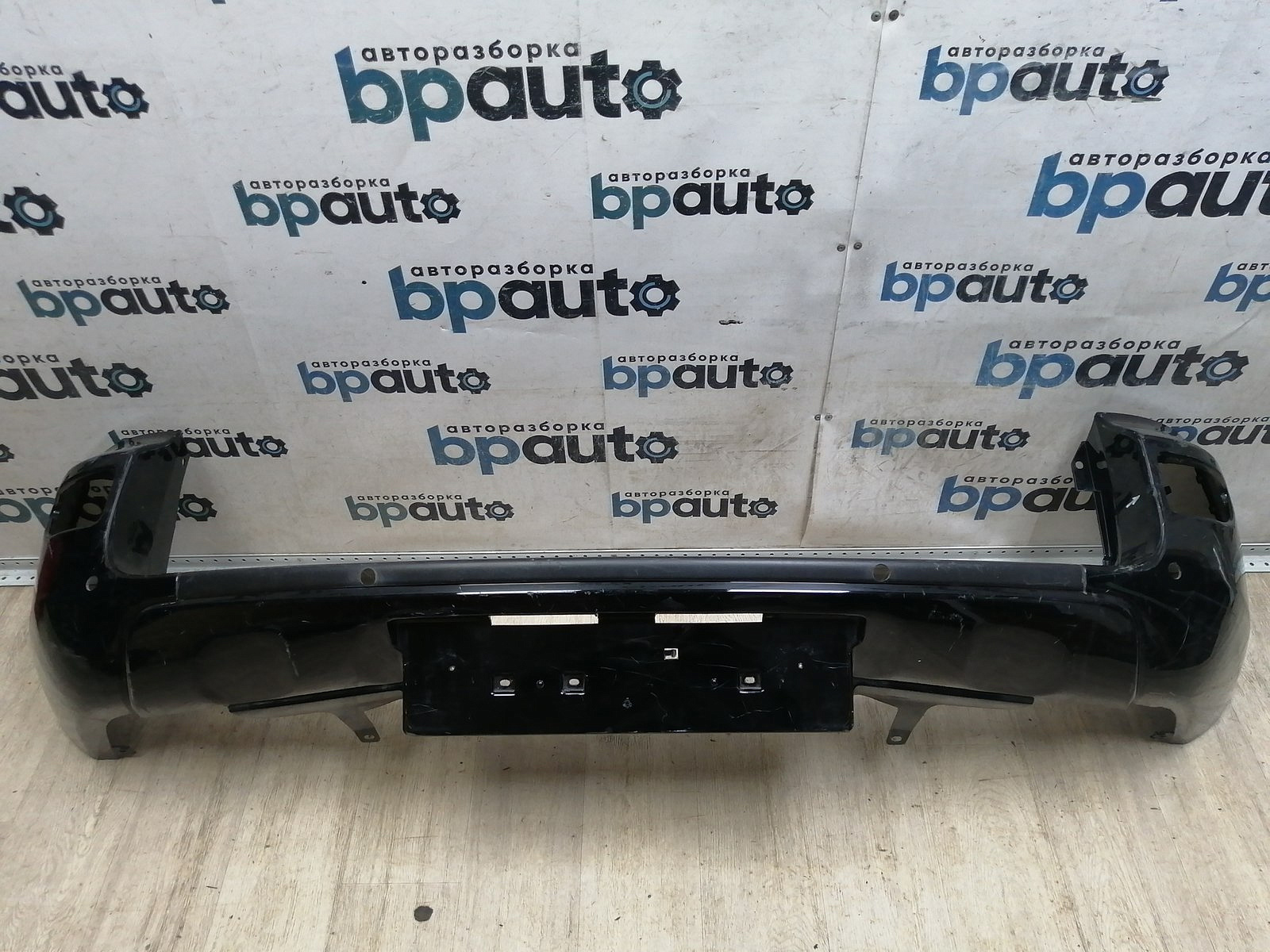 Пример детали Бампер задний; под паркт. (52159-42170); Toyota Rav4 35 (2010 — 2013), 30 рест. V 2.0 (2009 - 2010) /AA046144/ БУ; Оригинал; Р1, Мелкий дефект; ДхШхВ 1,93х0,59х0,45; 