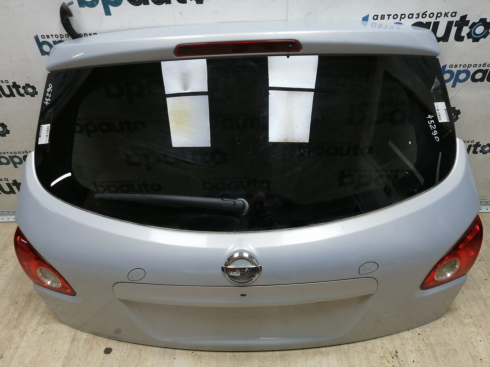 Пример детали Крышка багажника; под камер. (K0100BR0MA); Nissan Qashqai I (2006-2010), I рест. (2010-2013) /AA045290/ БУ; Оригинал; Р1, Мелкий дефект; 