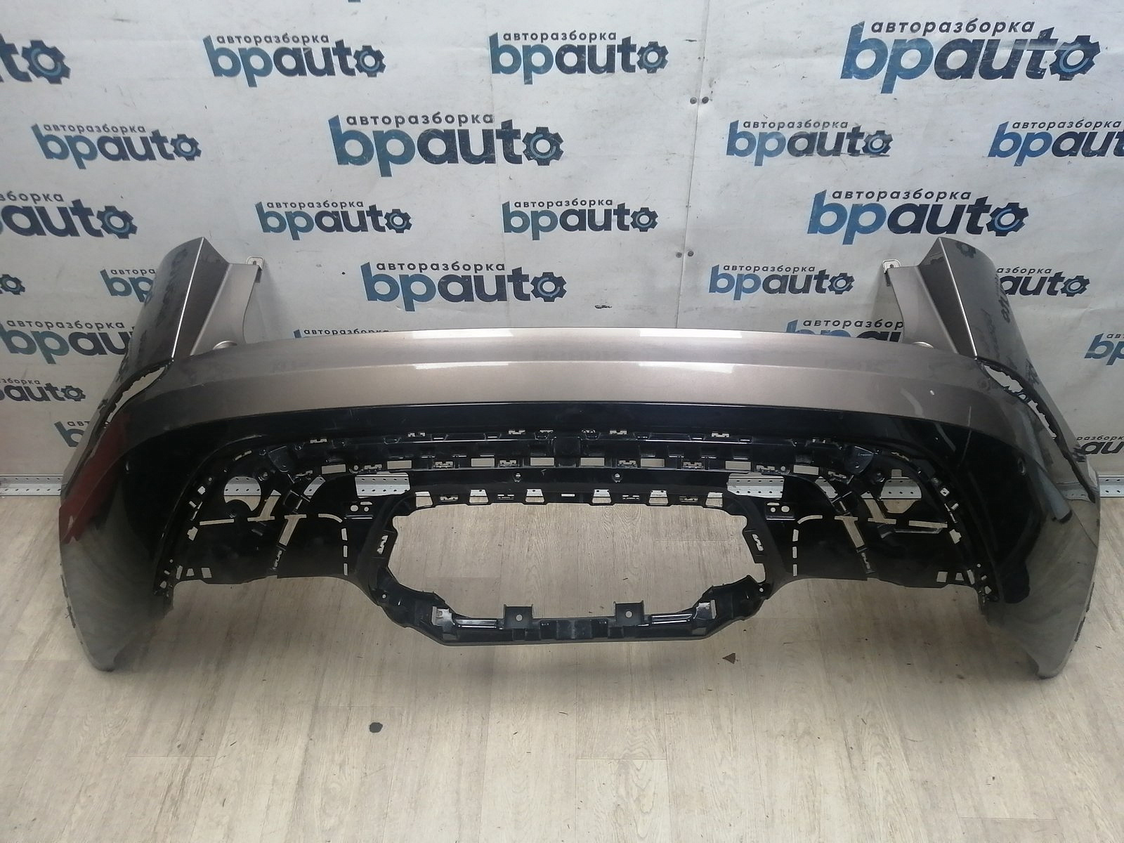 Пример детали Бампер задний; под паркт. (J8A2-17A958-AB); Land Rover Range Rover Velar L560 (2017 - 2023) /AA046013/ БУ; Оригинал; Р1, Мелкий дефект; 