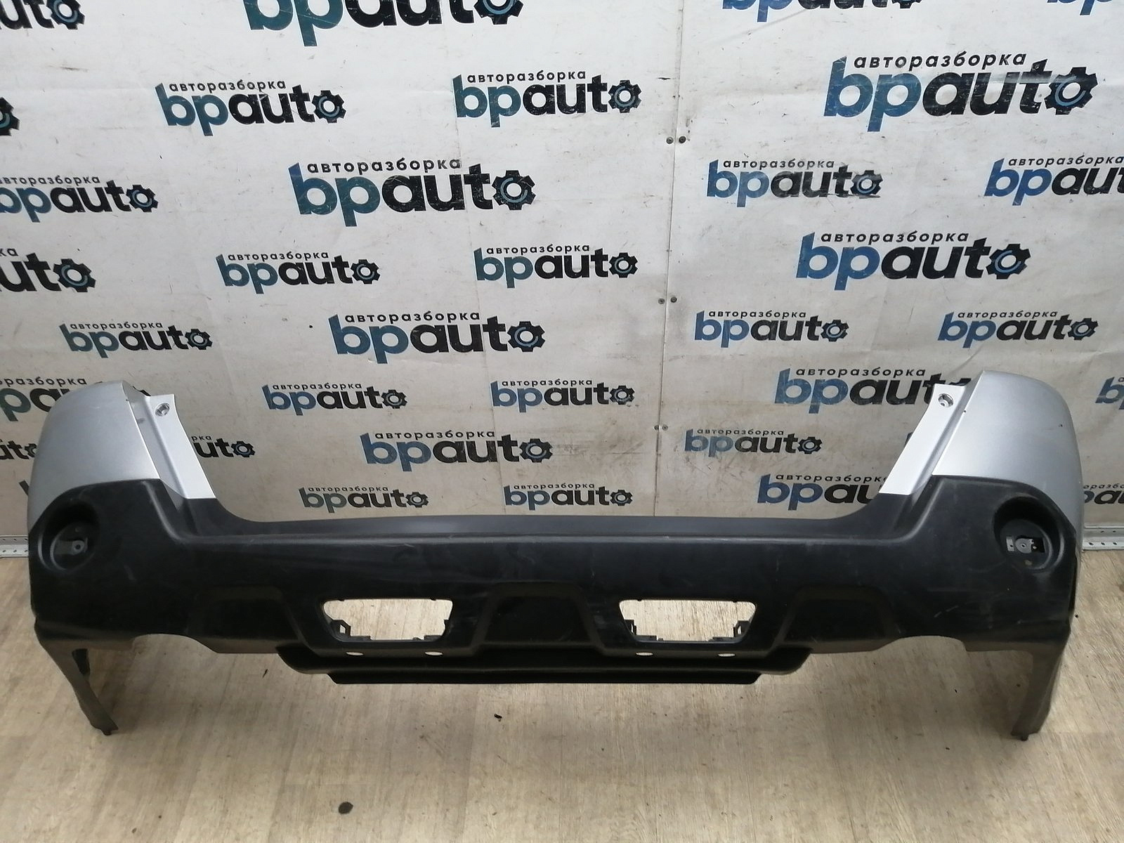 Пример детали Бампер задний; без паркт. (85022-JU14H); Nissan X-Trail II (T31) (2007-2011), II (T31) рест. (2011-2015) /BA000201/ БУ; Оригинал; Р1, Мелкий дефект; 