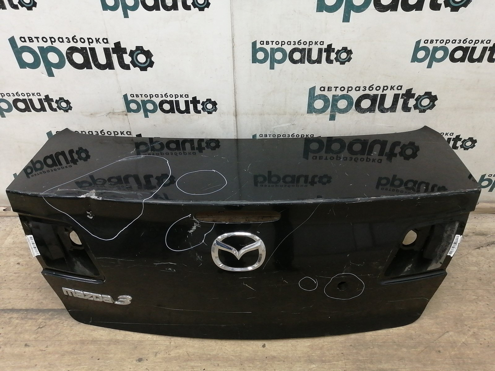 Фотография детали AA037978; Крышка багажника (BNYV-5261X) для Mazda 3 BK/БУ; Оригинал; Р2, Удовлетворительное; . Фото номер 1
