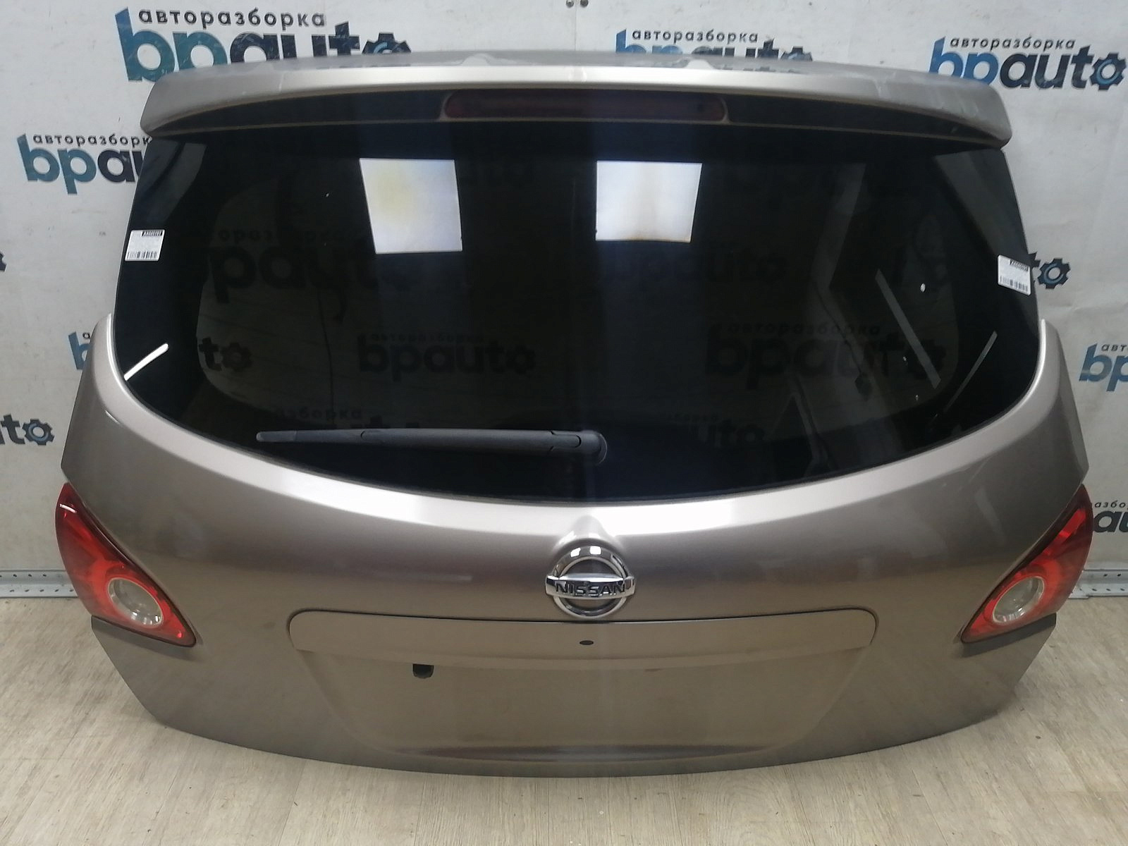 Пример детали Крышка багажника; под камер. (K0100BR0MA); Nissan Qashqai I (2006-2010), I рест. (2010-2013) /AA045191/ БУ; Оригинал; Р0, Хорошее; 