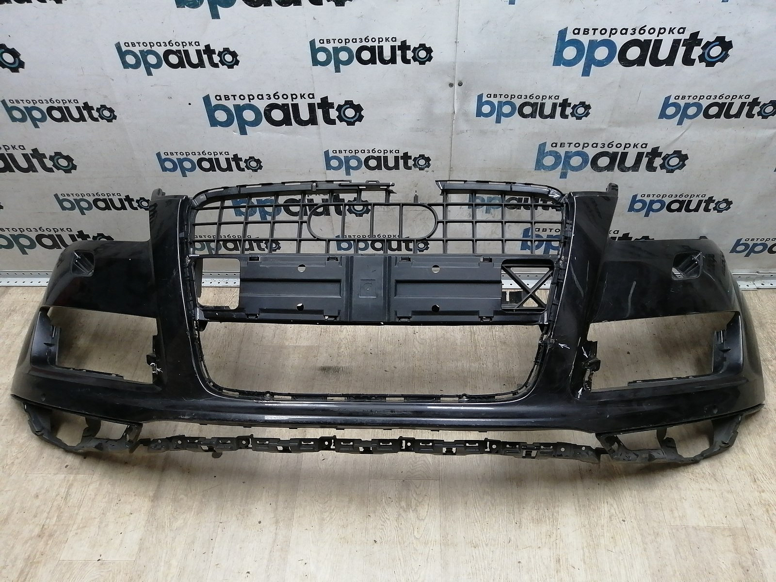 Пример детали Бампер передний; под паркт.; под омыват. (4L0 807 437 H); Audi Q7 I рест. (2010-2015) /AA045531/ БУ; Оригинал; Р1, Мелкий дефект; 