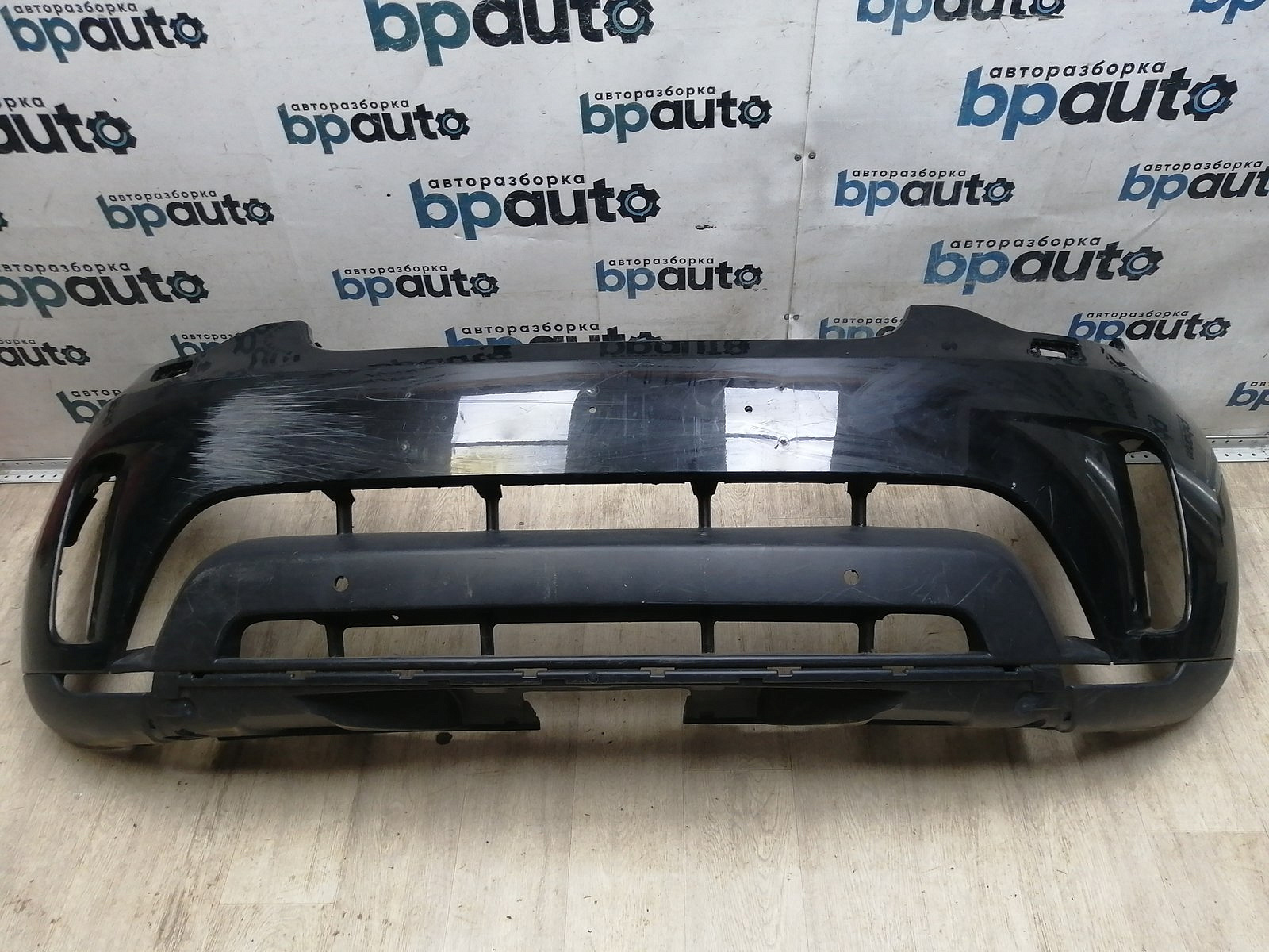 Пример детали Бампер передний; под паркт.; под омыват. (HY32-17F003-AAW); Land Rover Discovery V L462 (2017 - 2020) /AA046068/ БУ; Оригинал; Р1, Мелкий дефект; ДхШхВ 2,05х0,65х0,68; 