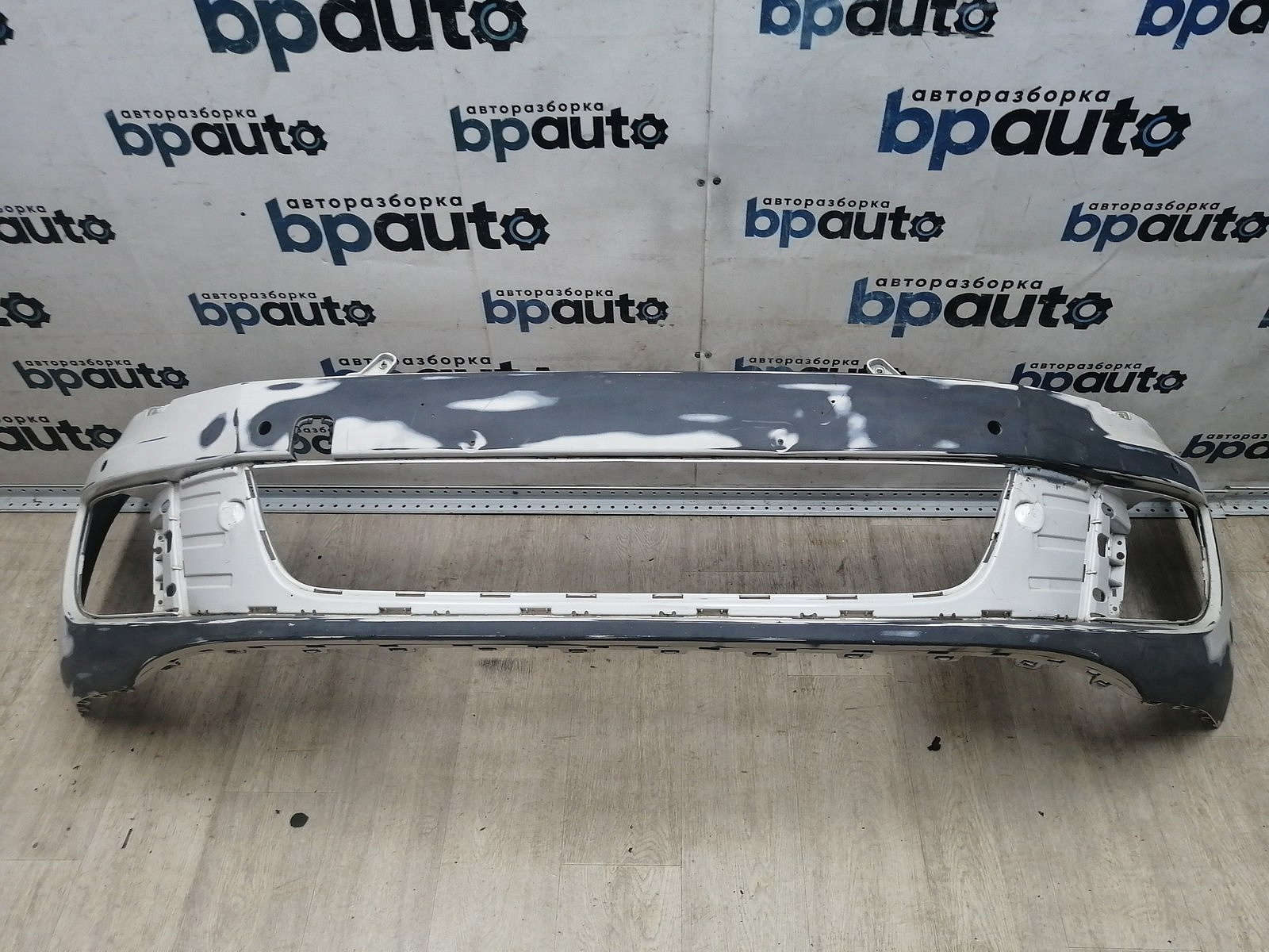 Фотография детали AA045713; Бампер передний, GTI; под паркт.; под омыват. (5K0807221T) для Volkswagen Golf/БУ; Оригинал; Р1, Мелкий дефект; . Фото номер 1