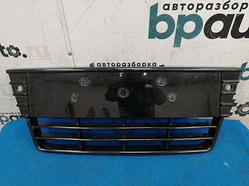 Фотография детали AA036609; Решетка переднего бампера центральная, глянцевая; под паркт. (BM51-17K945-F) для Ford Focus/БУ; Оригинал; Р1, Мелкий дефект; . Фото номер 1