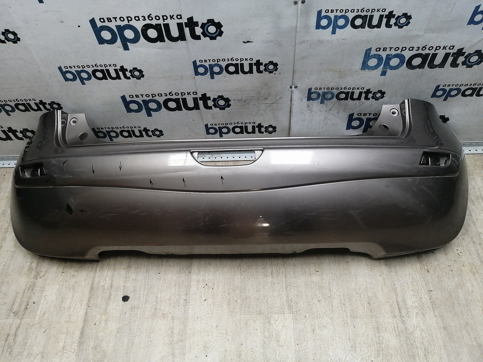 Пример детали Бампер задний; без паркт. (85022 9U040); Nissan Note I (2005-2009), I рест. (2009-2013) /AA046075/ БУ; Оригинал; Р1, Мелкий дефект; 