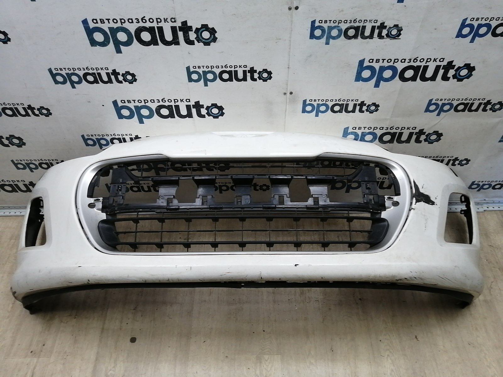 Пример детали Бампер передний; без паркт.; под омыват. (9674576177); Peugeot 308 I рест. (2011-2015) /AA044864/ БУ; Оригинал; Р1, Мелкий дефект; 
