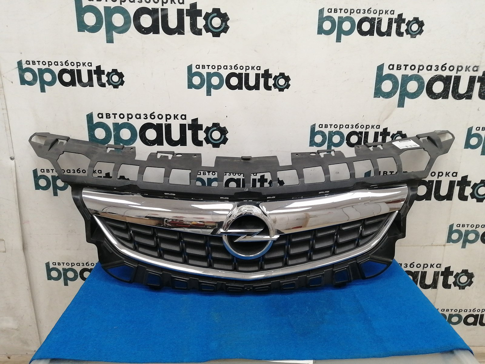 Фотография детали AA039465; Решетка радиатора (13266577) для Opel Astra/БУ; Оригинал; Р2, Удовлетворительное; . Фото номер 1