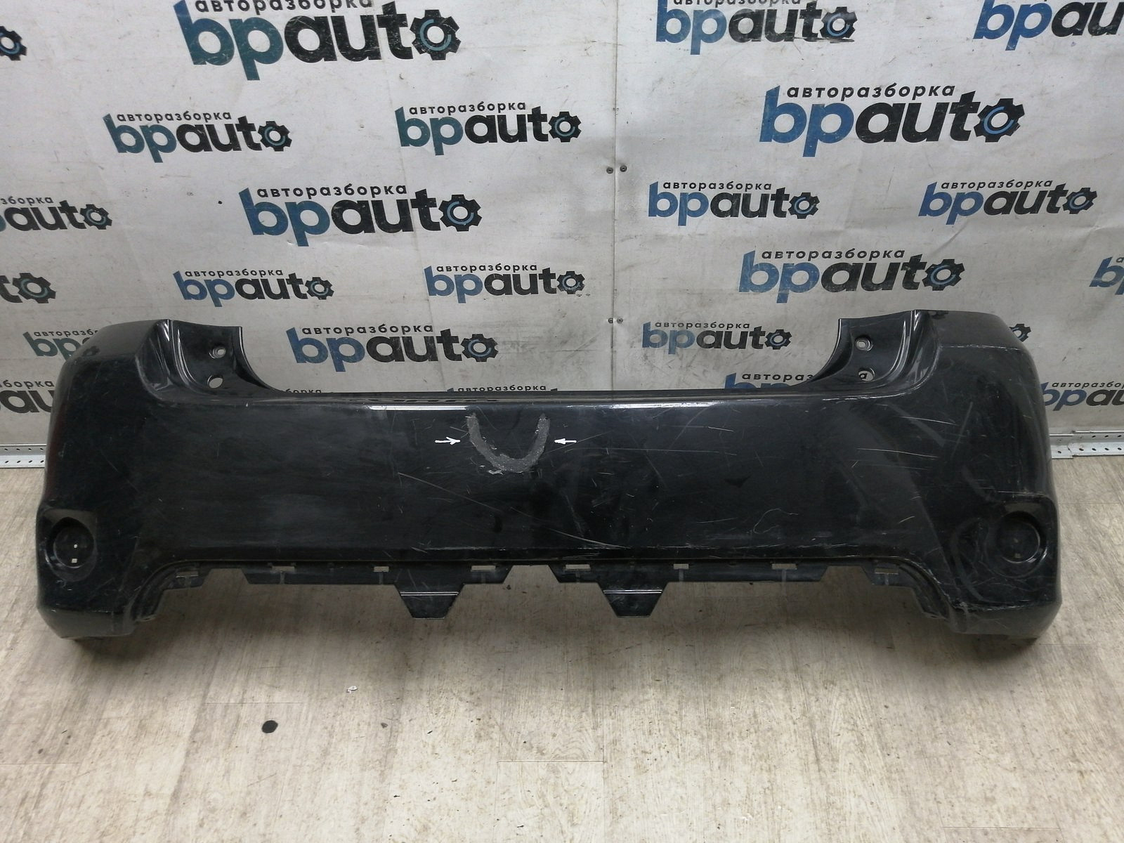 Пример детали Бампер задний; без паркт. (52159-02610); Toyota Auris I рест. (2010- 2013) /AA045801/ БУ; Оригинал; Р2, Удовлетворительное; ДхШхВ 1,8х0,54х0,57; 