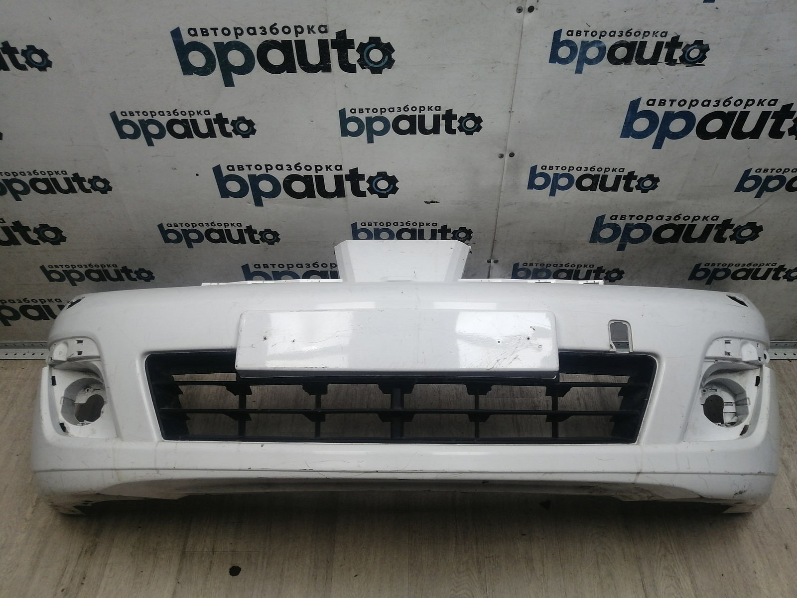 Пример детали Бампер передний; без паркт.; под омыват. (62022-EM00H); Nissan Tiida I Sedan (2004-2010), I HB (2004-2010), I рест. Sedan (2010-2013), I рест. HB (2010-2013) /AA045993/ БУ; Оригинал; Р1, Мелкий дефект; 