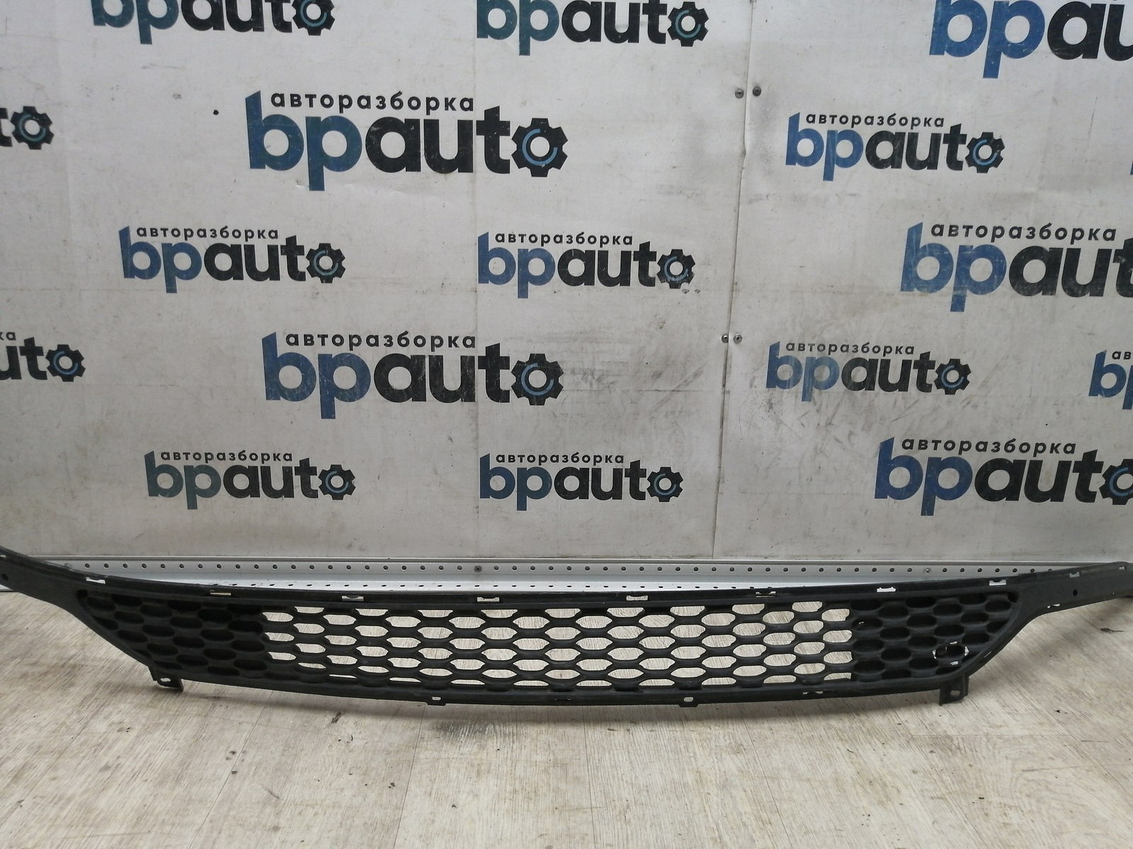 Фотография детали AA045512; Решетка переднего бампера (86522-A7000) для Kia Cerato III (2013-2016)/БУ; Оригинал; Р1, Мелкий дефект; . Фото номер 1
