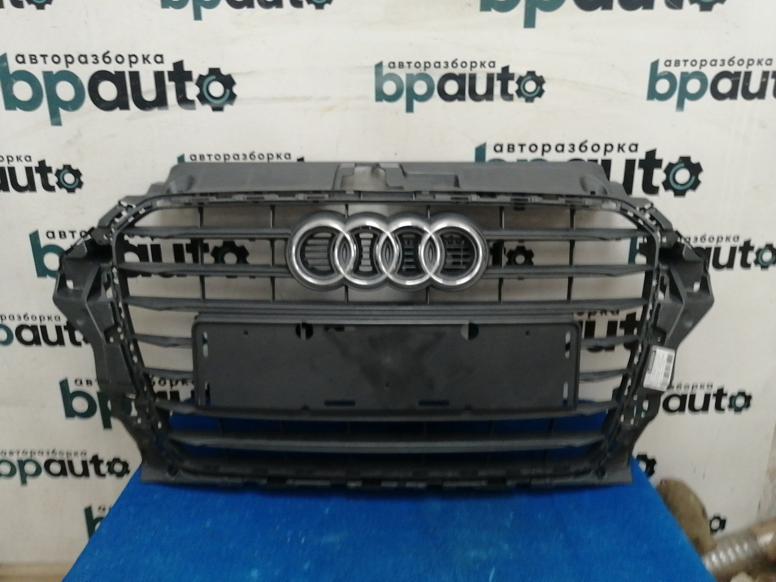 Фотография детали AA039541; Решётка радиатора (8V5 853 651 H) для Audi A3 III (8V) Sedan (2012-2016)/Нов с деф; Неоригинал; Р1, Мелкий дефект; . Фото номер 1