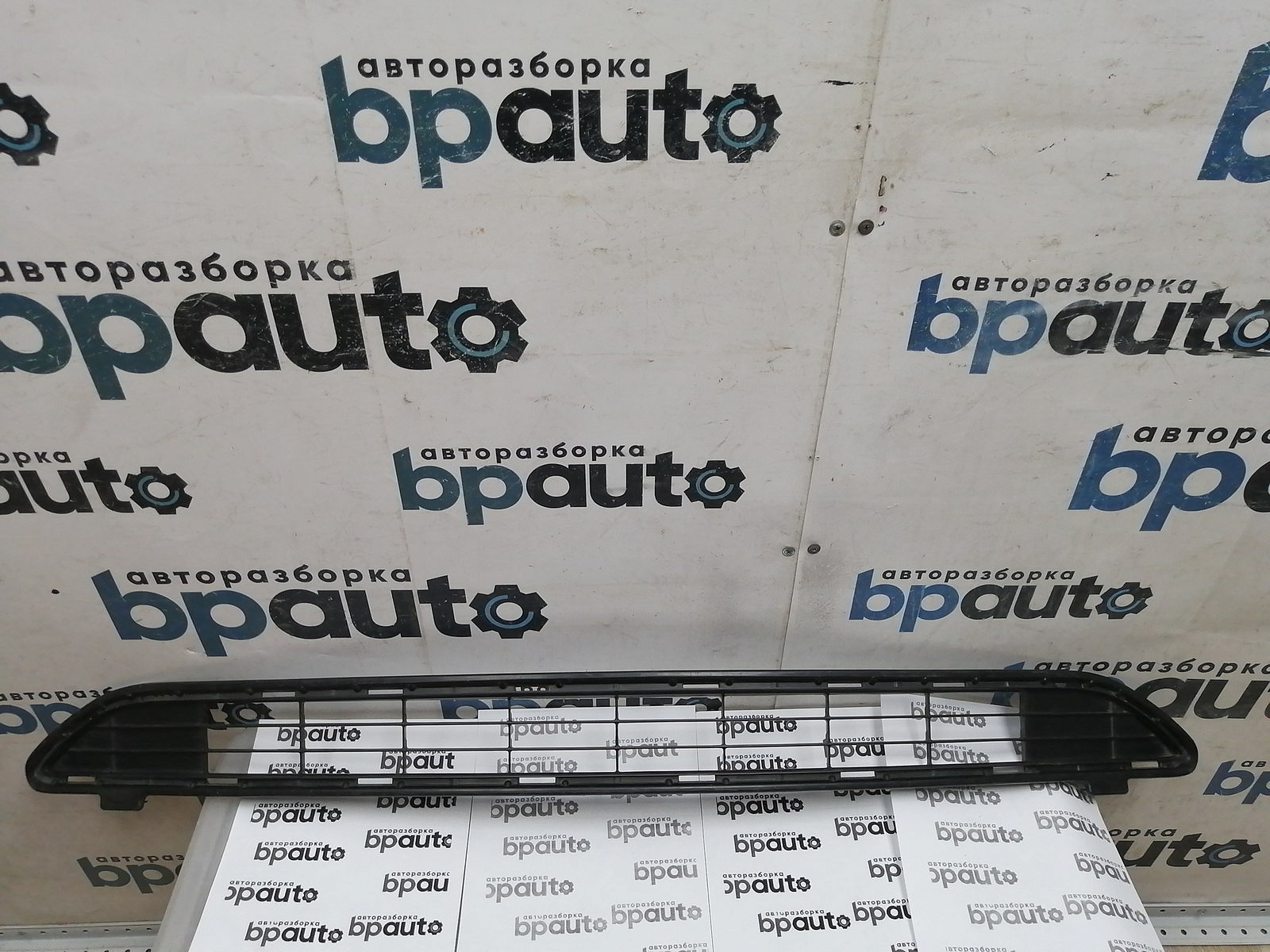 Пример детали Решетка переднего бампера верхняя; без камер. (53112-42100); Toyota Rav4 40 рест. (2015 — 2019) /AA045207/ БУ; Оригинал; Р1, Мелкий дефект; 