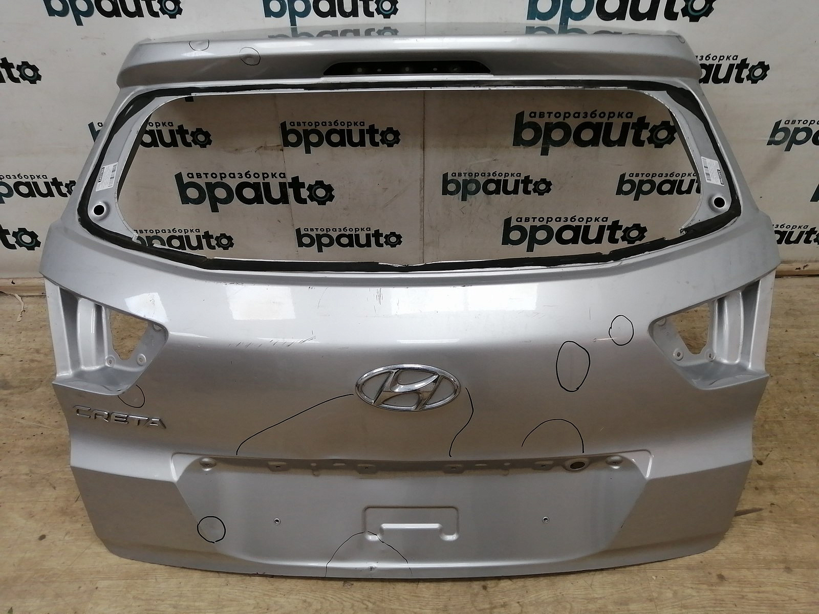 Пример детали Крышка багажника (73700-M0000); Hyundai Creta I (2016-2021) /AA037860/ БУ; Оригинал; Р1, Мелкий дефект; 