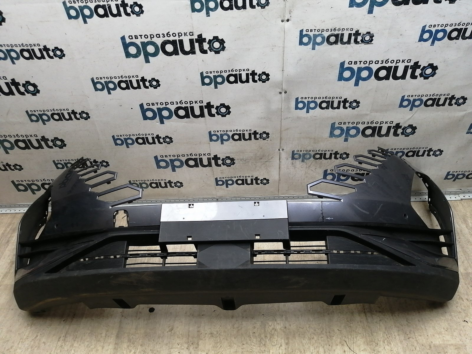 Пример детали Бампер передний; под паркт.; без омыват. (602002155AA); Omoda C5 (2022- н.в.) /AA045871/ БУ; Оригинал; Р1, Мелкий дефект; 