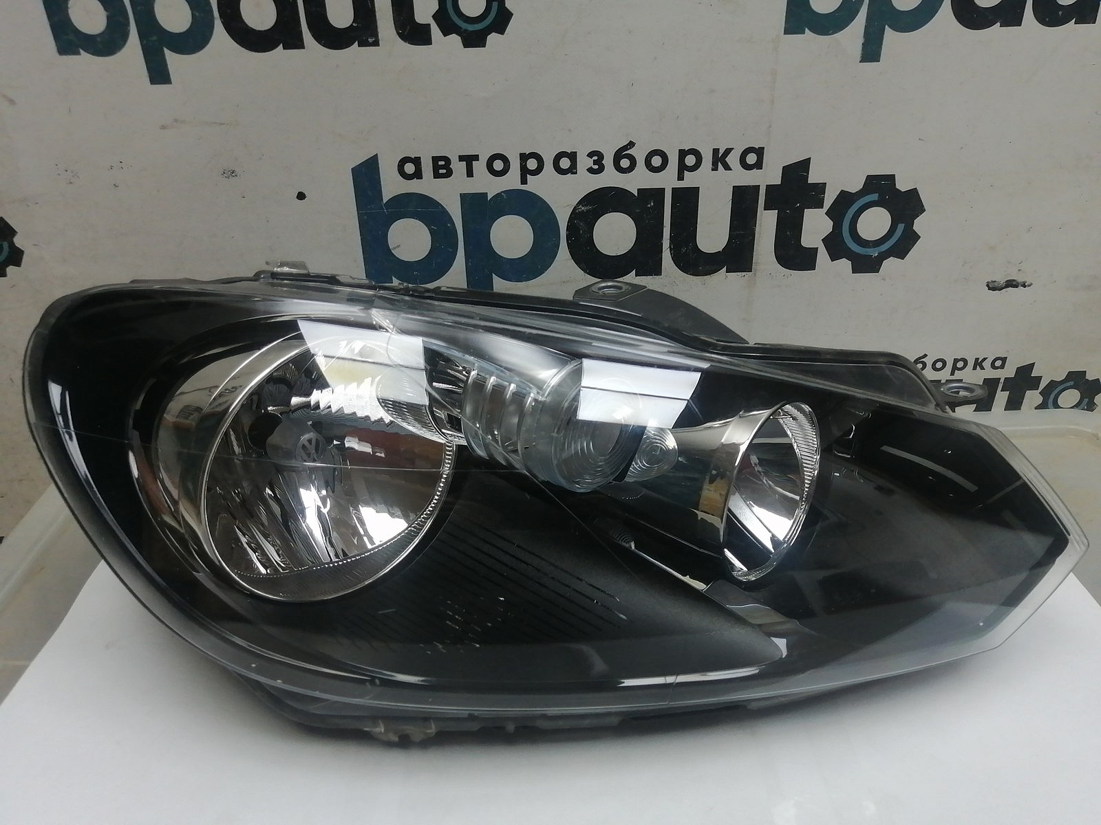 Пример детали Фара галоген правая (5K1941006P); Volkswagen Golf VI HB 5D (2008- 2012), VI Wagon (2008- 2012), VI HB 3D (2008- 2012) /AA046037/ БУ; Оригинал; Р1, Мелкий дефект; 